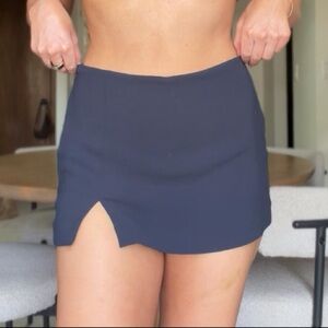 NWT Aritzia Daphne Skort in Dark Navy - Size 4